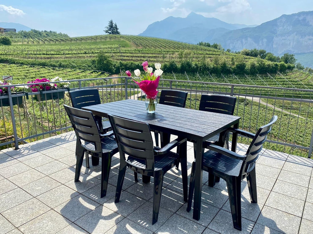 Ensemble repas de jardin ou d'extérieur pour 6 personnes anthracite effet bois, table rectangulaire en acier peint avec lattes en polyéthylène, 6 chaises empilables en polypropylène - Thomas & Anita