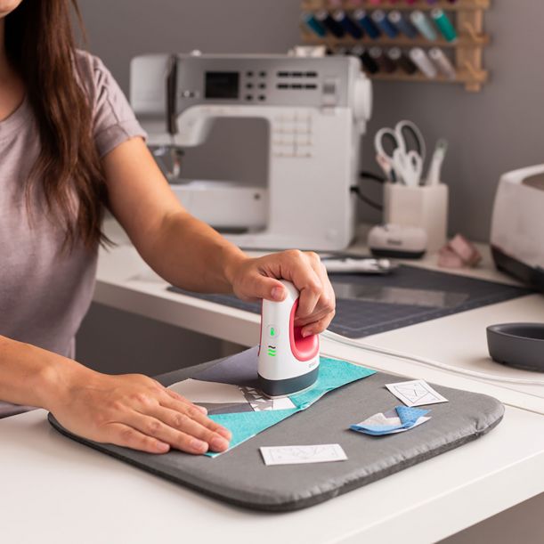 EasyPress Mini™ en color frambuesa + Paquete Esencial de Materiales para Planchar