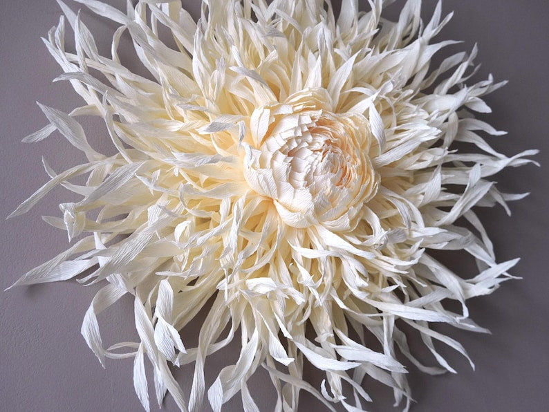 Decoraciones de pared gigantes de papel crepé con forma de dalia para una boda bohemia.