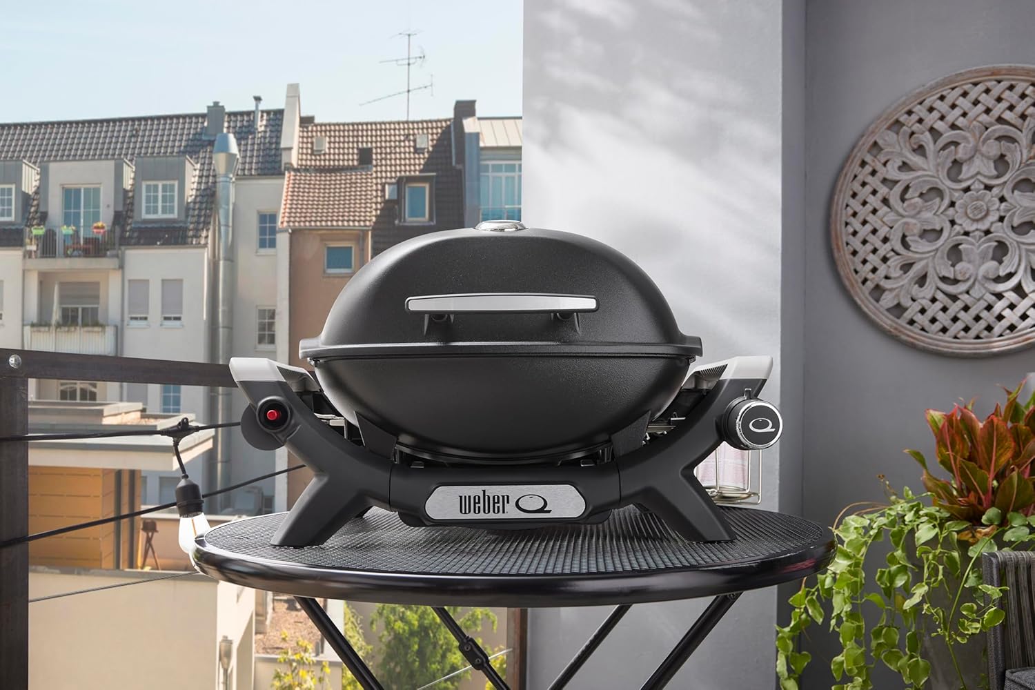 Weber Barbecue à gaz Q 1100N / Barbecue portable léger pour camping, patios et balcons avec brûleur haute efficacité, grilles en fonte émaillée et allumage électronique, noir
