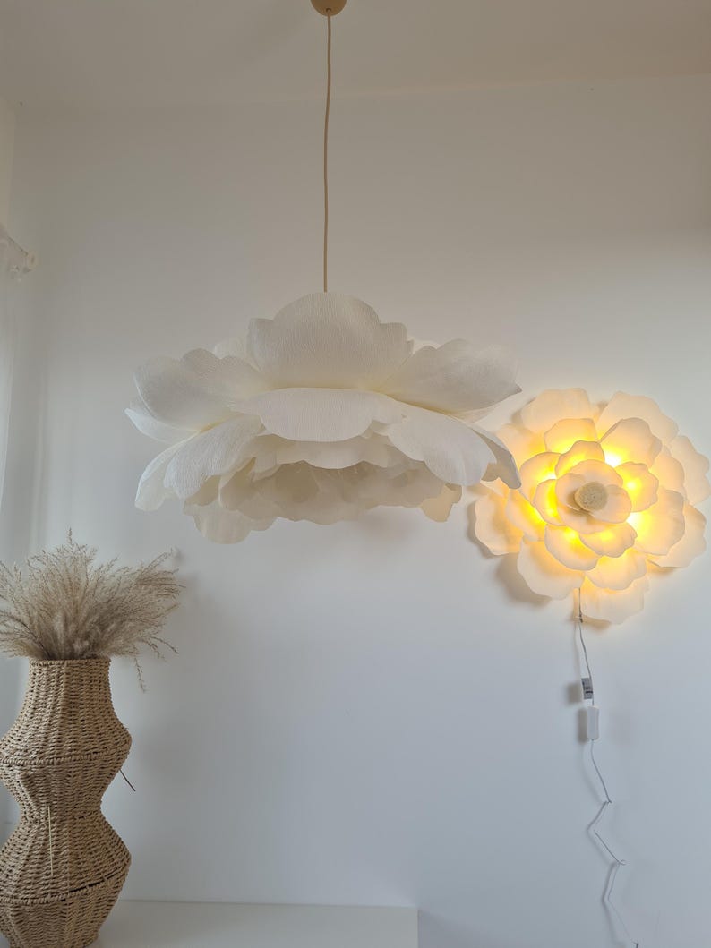 Pantalla de lámpara de papel crepé con estampado floral color crema, 70 cm, lámpara colgante de techo con diseño floral.