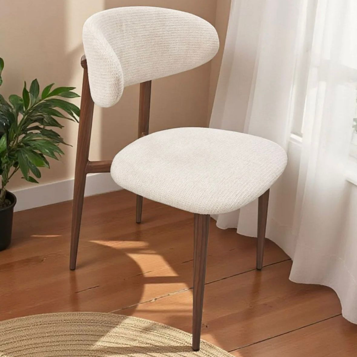 Chaise Design Leila – Chenille, Pieds Effet Noyer, 50x50x84 cm