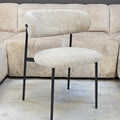 Chaise Design Leila – Chenille Taupe Clair, Pieds Acier Noir, 50x50x84 cm