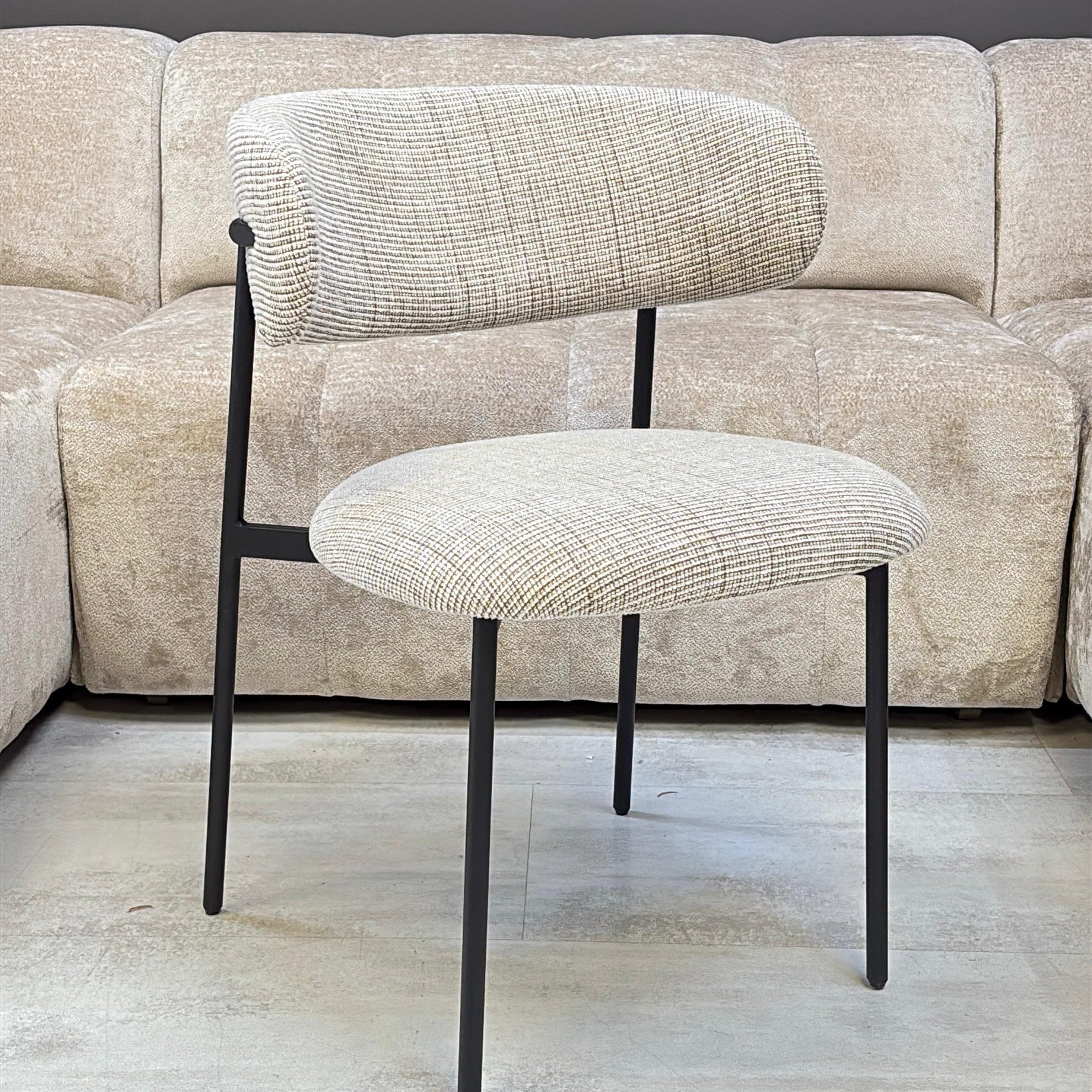 Chaise Design Leila – Chenille Taupe Clair, Pieds Acier Noir, 50x50x84 cm