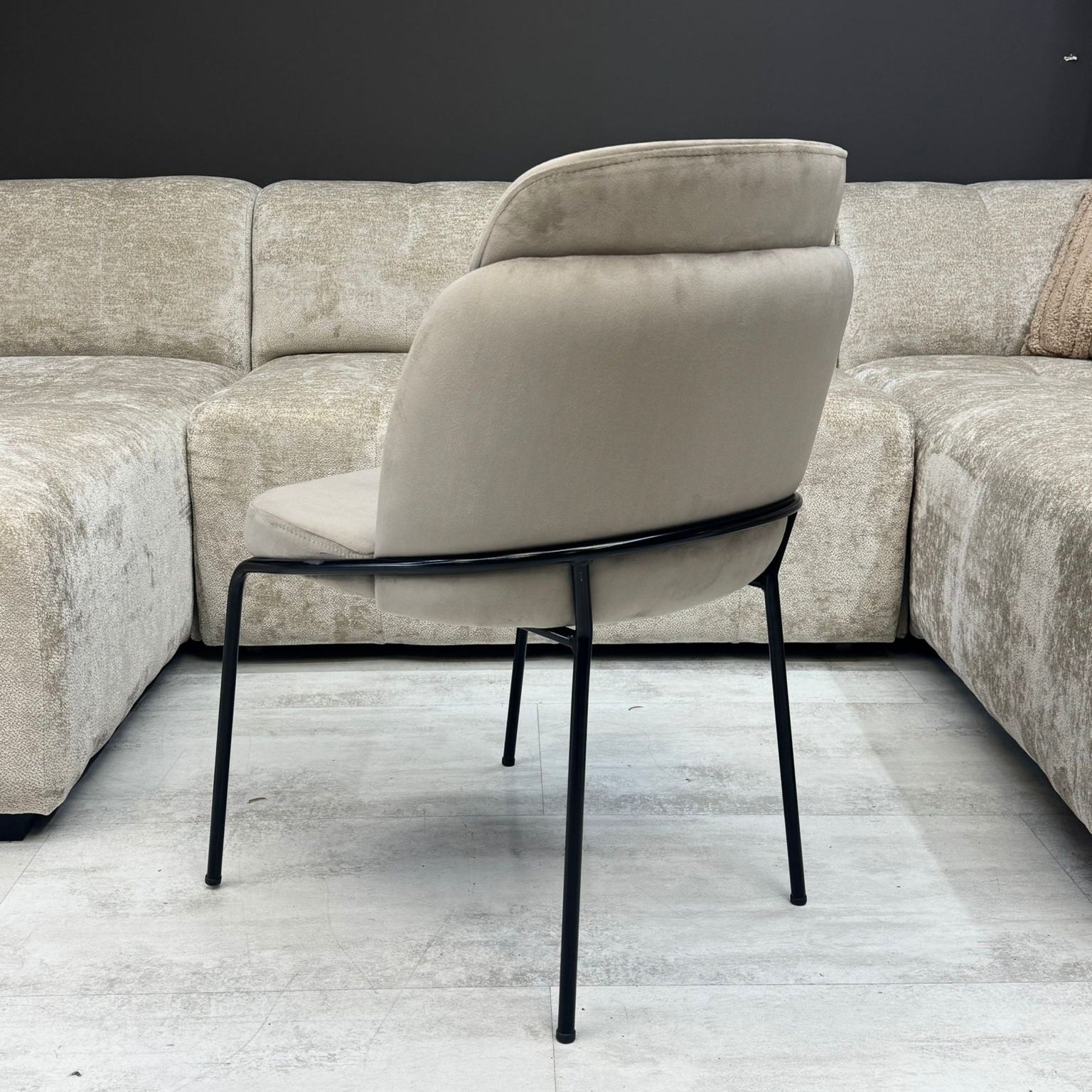 Chaise Velours Beige Design Elance – Pieds Metal Noir, 52x47x85 cm