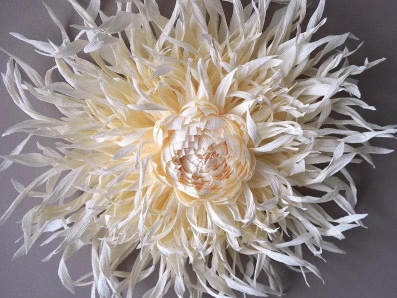 Decoraciones de pared gigantes de papel crepé con forma de dalia para una boda bohemia.