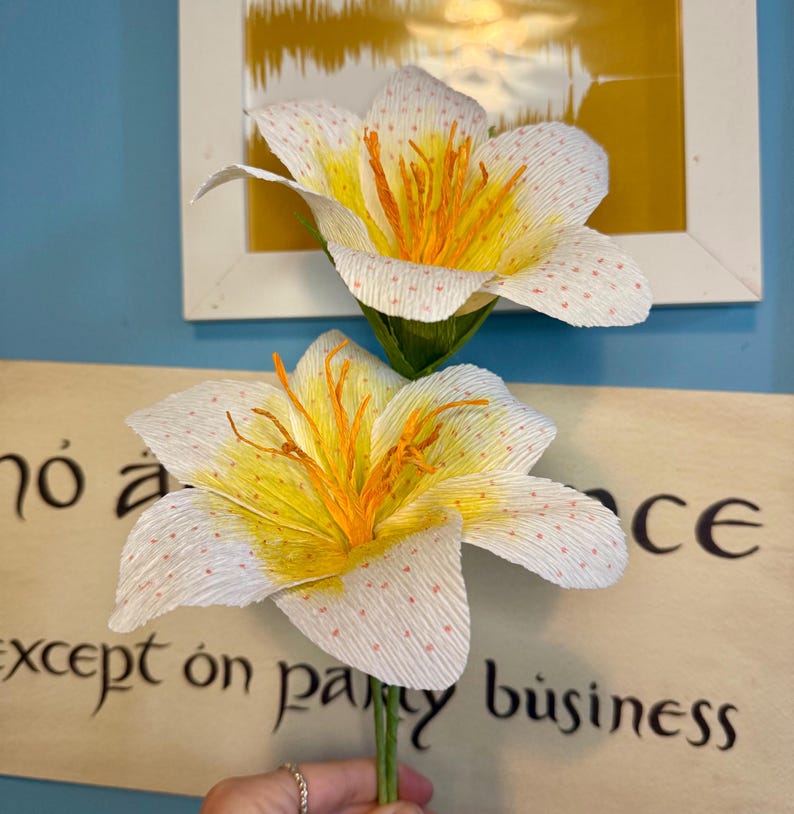 Lirios de papel crepé para decoración de bodas y del hogar.